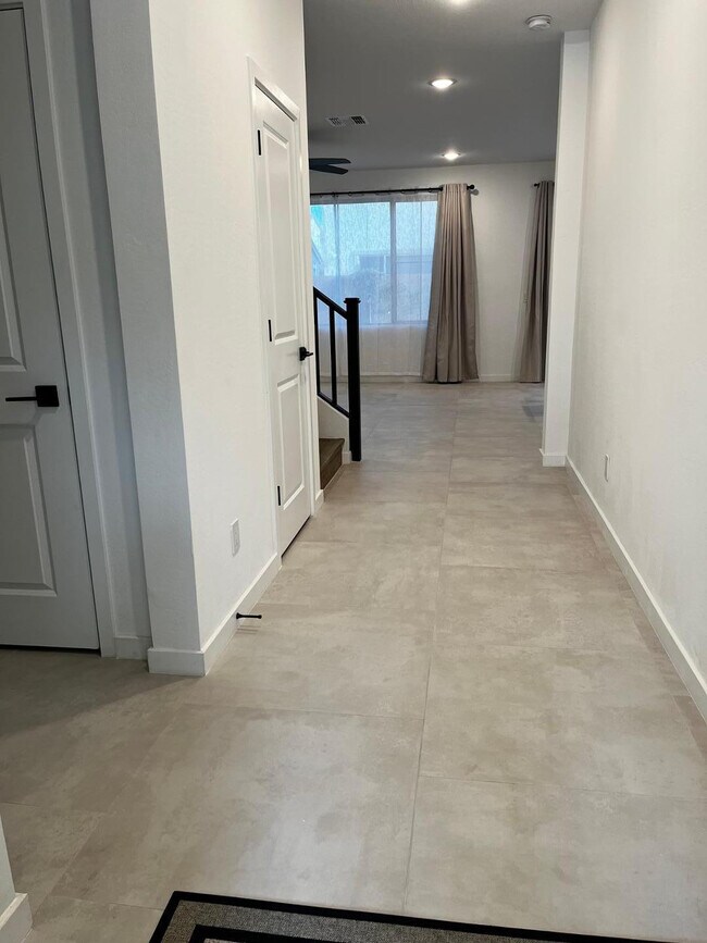 Foto del edificio - 1355 W Crane Dr