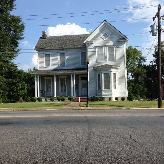 Building Photo - 980 College St
