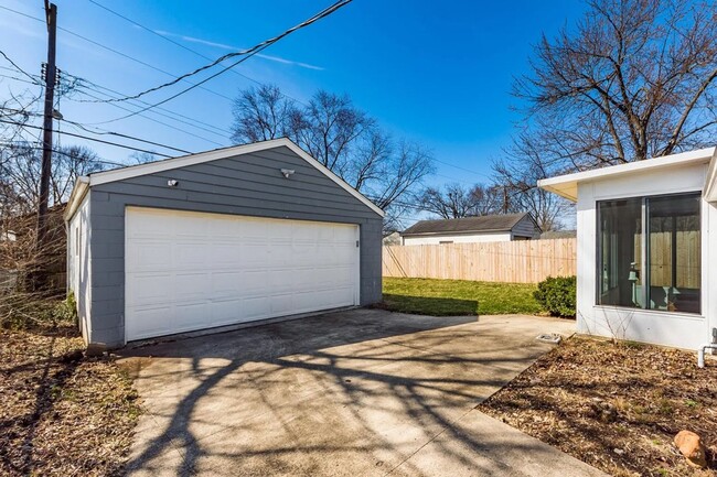 Building Photo - 3 BEDROOMS, 1 FULL BATHROOM + 2 CAR GARAGE...