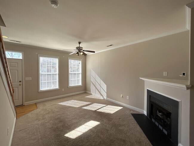 Building Photo - 370 Park Square Pl