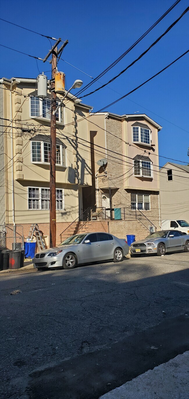 Building Photo - 14 Amity St