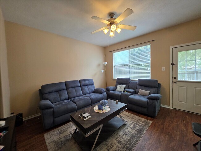 Foto del edificio - 3409 Victorian Manor Ln