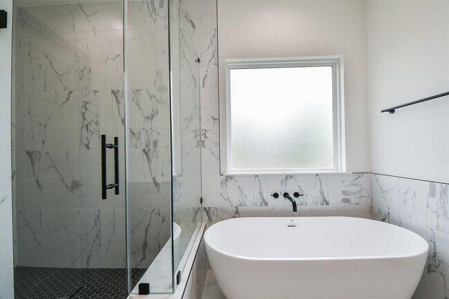 Building Photo - 2305 Maury St