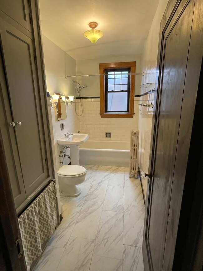 Bathroom - 4515 N Wolcott Ave