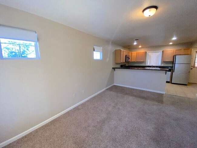 Building Photo - NW Reno Townhouse - Garage/Washer/Dryer Ce...