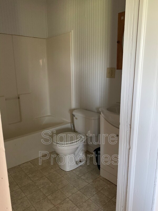 Building Photo - 1211 US-58