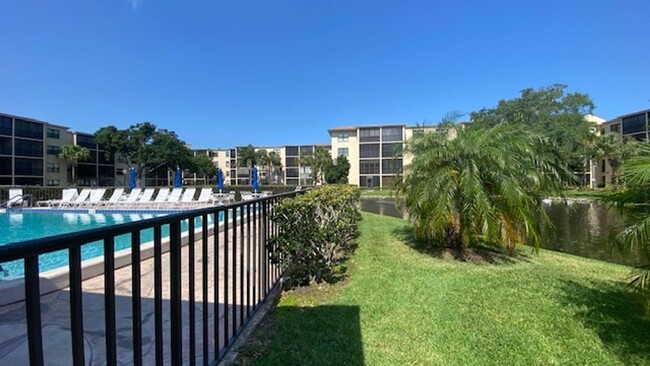 Building Photo - Beautiful Top Floor Condo!! Gated Communit...