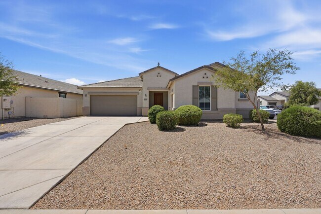 Foto del edificio - Spacious 5-Bedroom Home with Open Floor Plan & Private Backyard