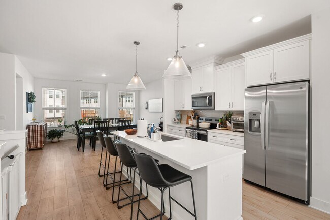 Foto del edificio - Stunning Like-New Townhome in Prime South Durham Location!