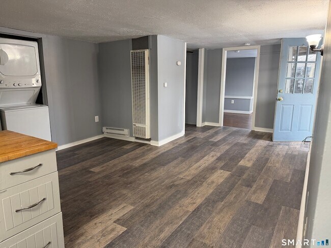 Foto del edificio - 144 Wetmore Ave