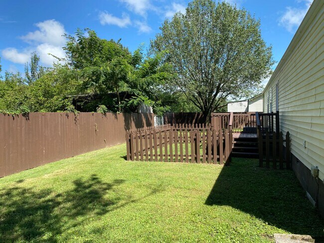 Foto del edificio - Remodeled ranch at end of street