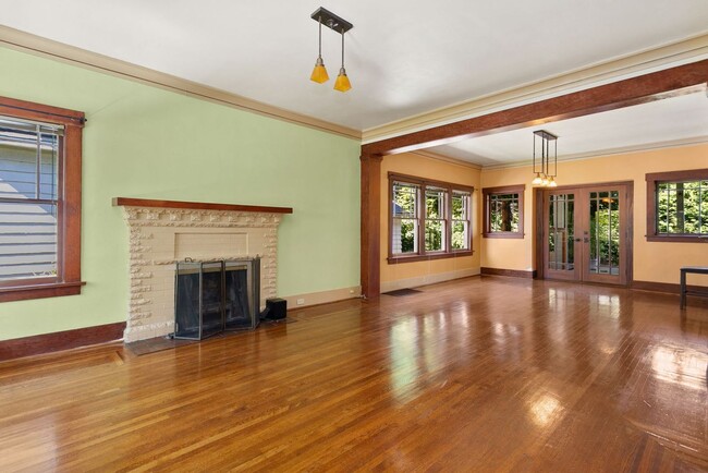 Building Photo - Gorgeous Queen Anne Craftsman, Seattle- $5000