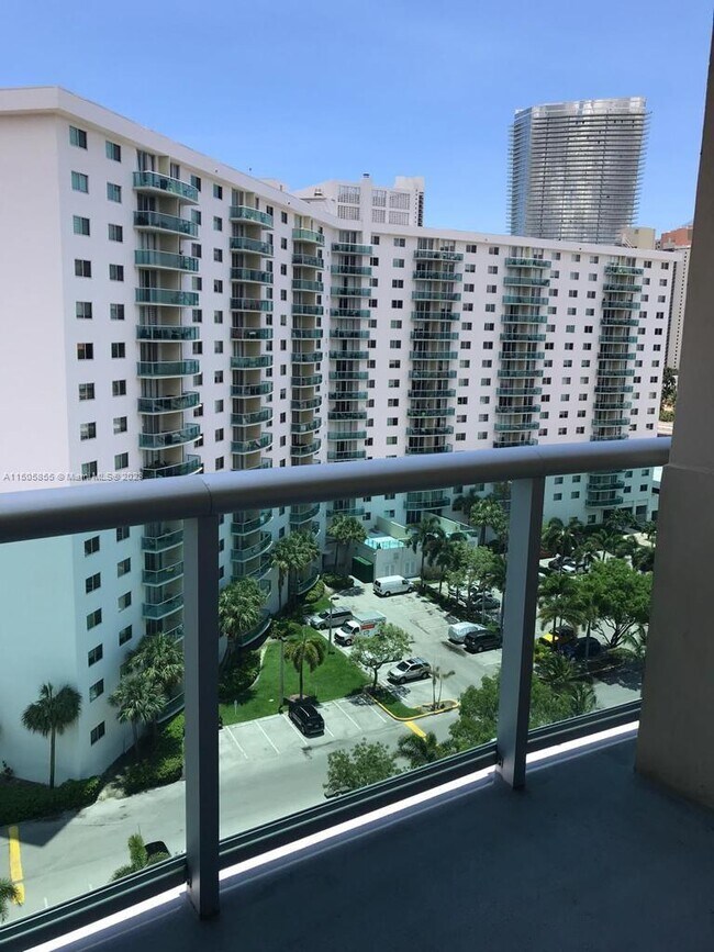 Foto del edificio - 19390 Collins Ave