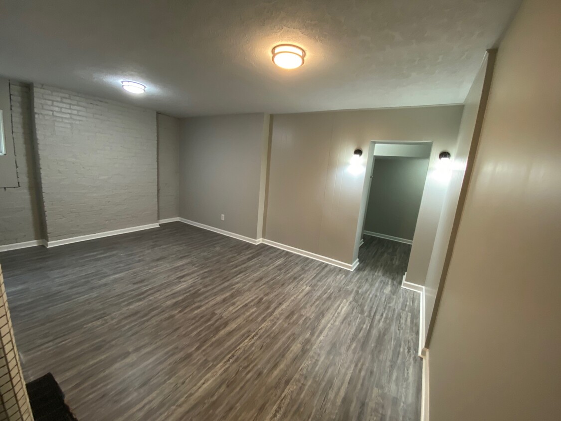 Den - 580 Holly St NW