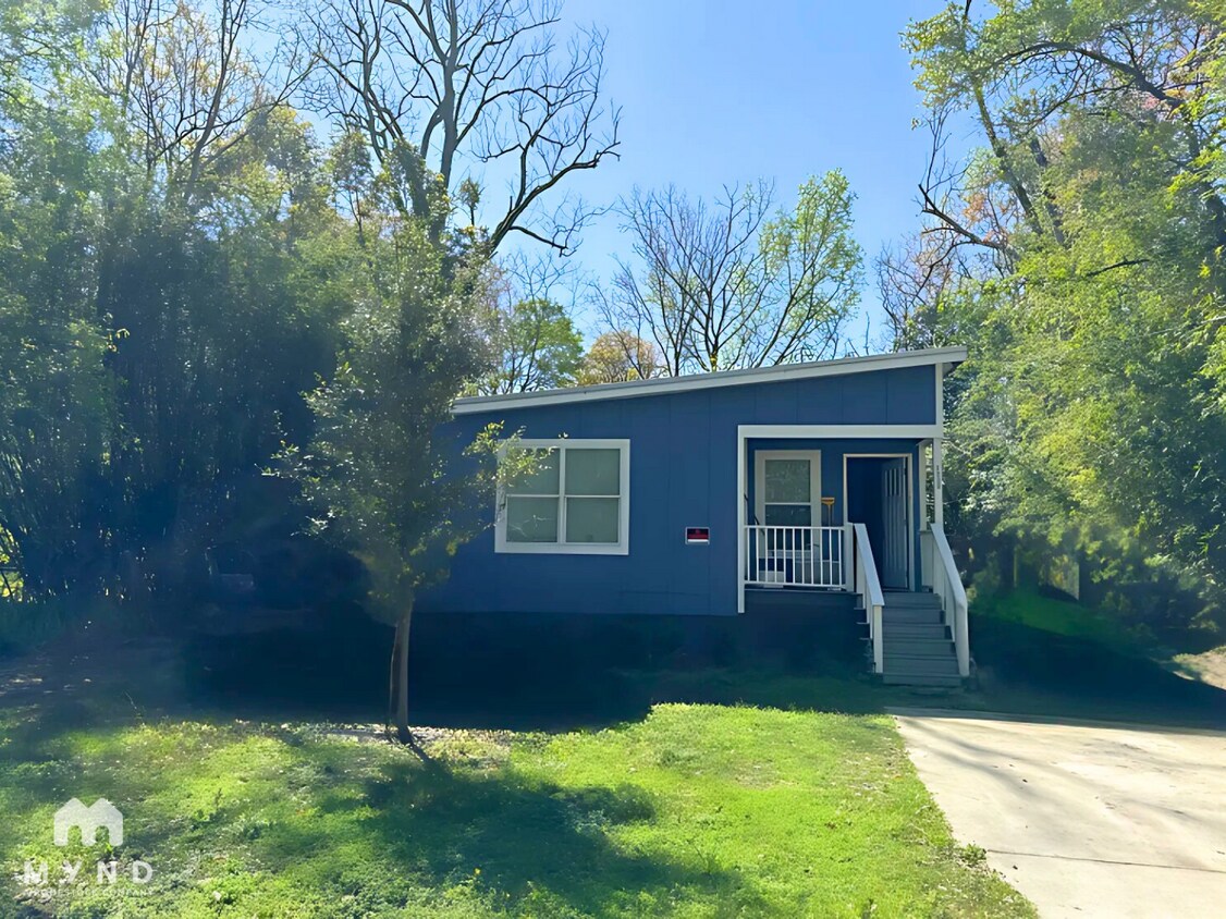 Primary Photo - 3230 Deason Ave