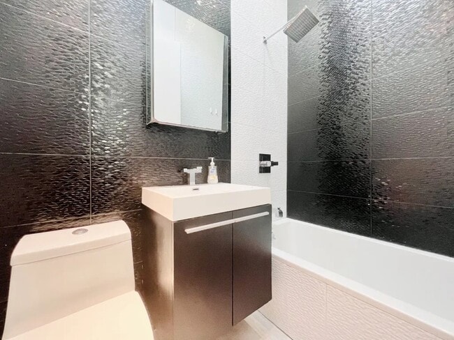 Foto del edificio - Furnished room/NOT APARTMENT