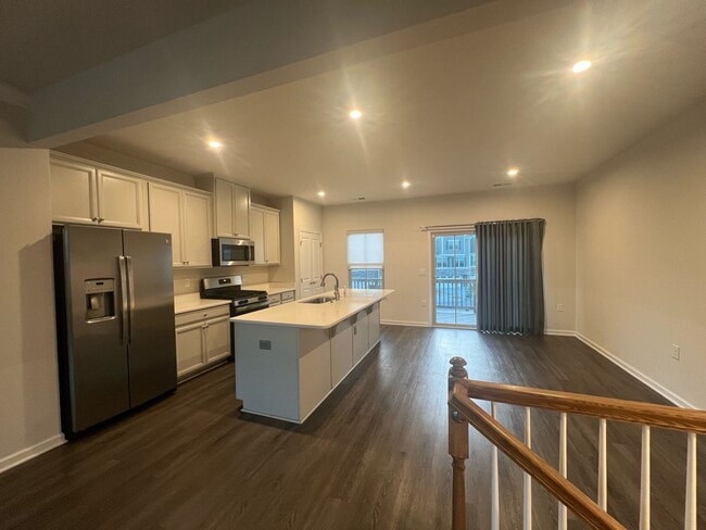 Building Photo - Beautiful End Unit Townhouse