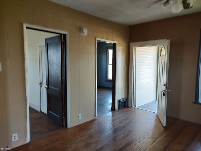Building Photo - 3 br, 1 bath House - 125 West Washington S...