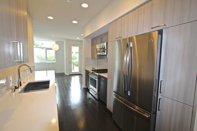 Foto del edificio - Open House Saturday! Stunning Modern Crown Hill Townhouse!