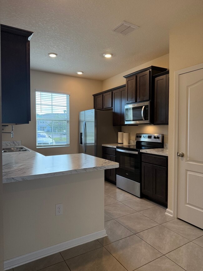 Building Photo - 551 Big Tree Way