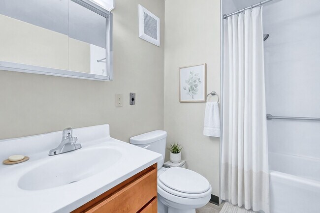 Baños modernos y elegantes en Kingsbury Towers - Kingsbury Towers