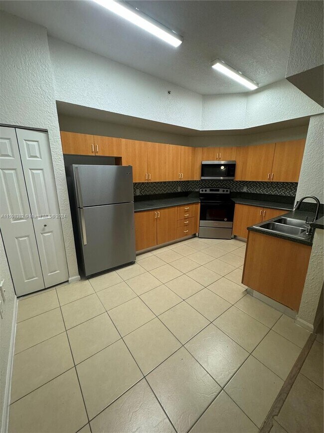 Building Photo - 2851 Riverside Dr