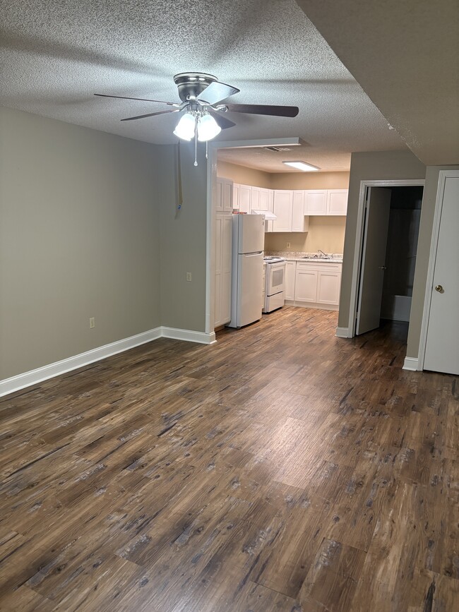Building Photo - 16033 Steinman Rd