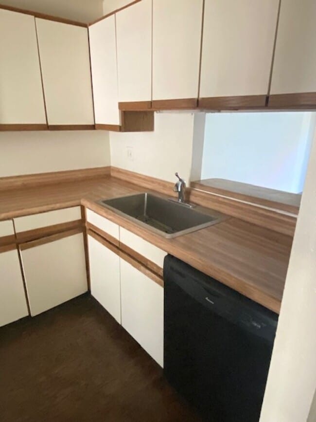 Foto del edificio - 2 BEDROOM CONDO BY UNT