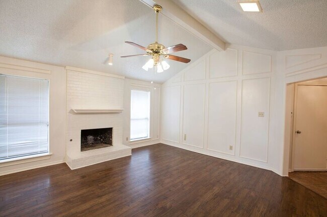 Foto del edificio - 2025 Lorient Dr