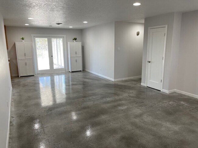 Building Photo - Beautiful White Rock Home available in August!