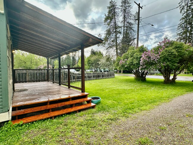 Building Photo - 427 3rd St W