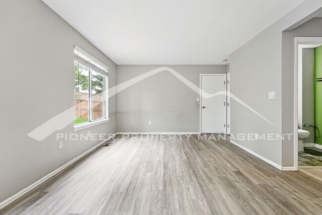 Building Photo - Spacious Home with Fenced Yard and Central AC