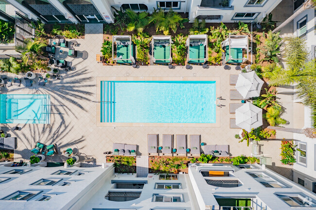 Topdown la piscina - Reveal Playa Vista