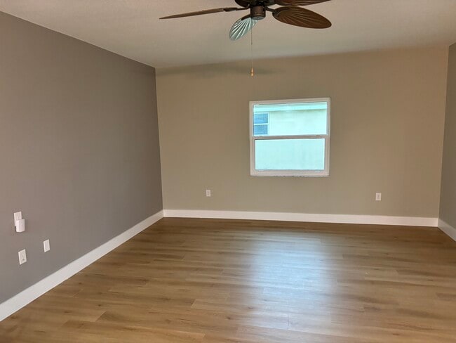 Foto del edificio - 5935 Tidewood Ave