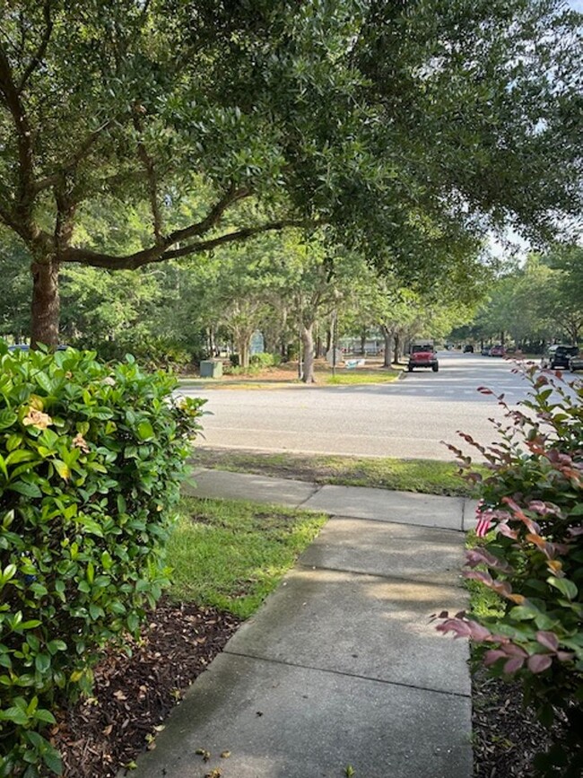 Building Photo - Bluffton Park Townhome - 49 8th Avenue