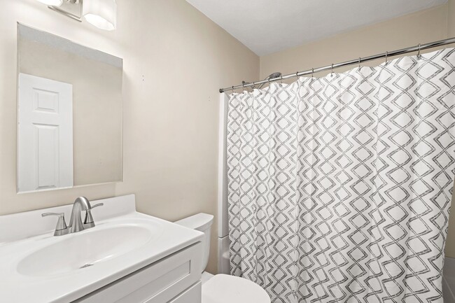 Building Photo - Won't Last |Updated Billerica 1 Bed | Avai...