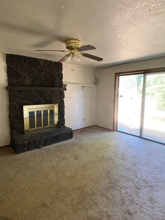 Building Photo - Location Location Location! 4 Bedroom Clos...