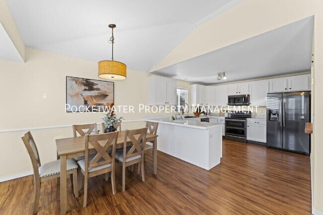 Building Photo - 628 Sumac St