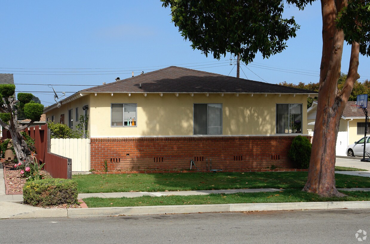 Building Photo - 300-302 Homer Ave
