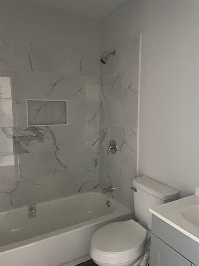 Foto del edificio - Beautifully Updated Townhome in Prime Location – Move-In Ready!