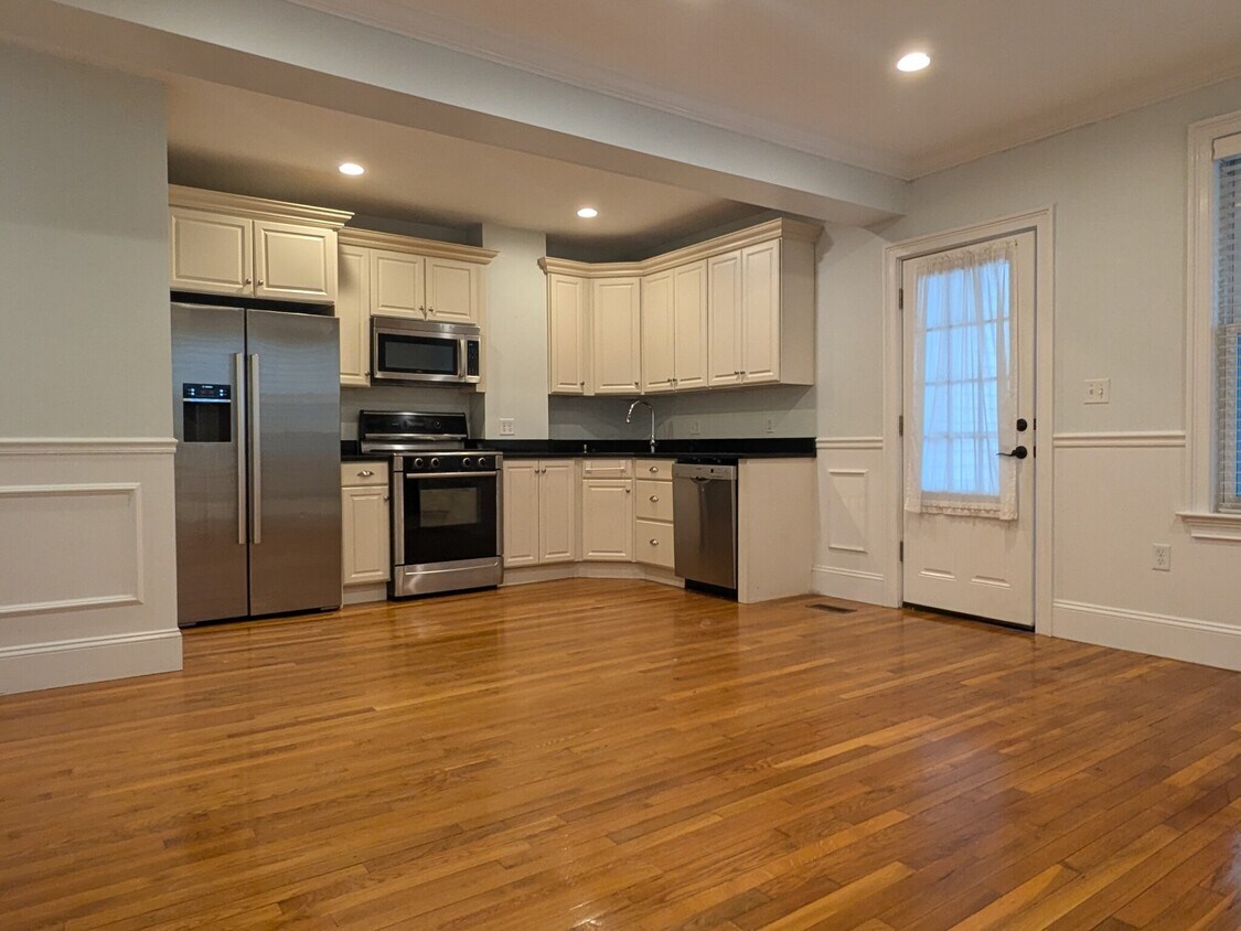Primary Photo - 460 E 6th St
