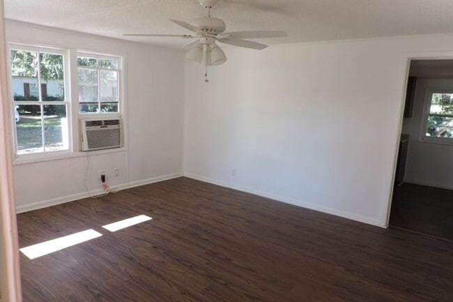 Building Photo - 3204 Silver Lake Dr