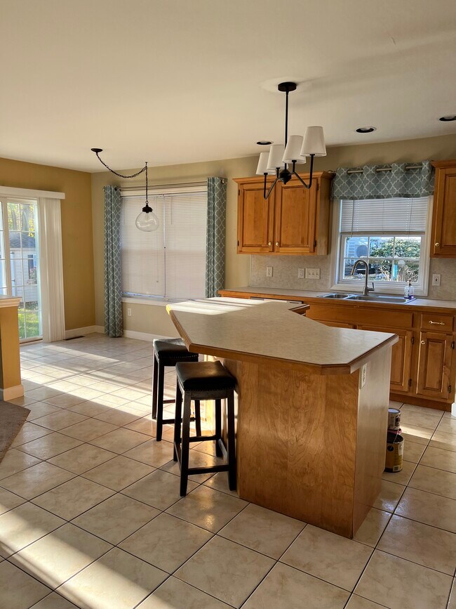 Large kitchen island that comfortably seats 4 - 66 Michigan Dr