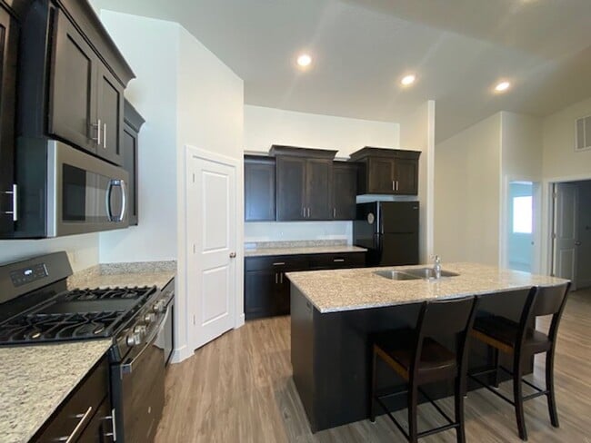 Building Photo - SPACIOUS HOME FOR RENT!