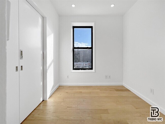 Foto del edificio - Rogers Avenue