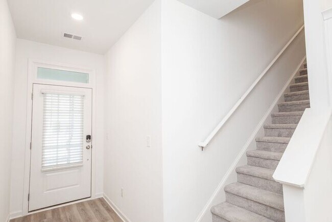 Foto del edificio - Beautifully designed 3-bedroom, 2.5-bath e...
