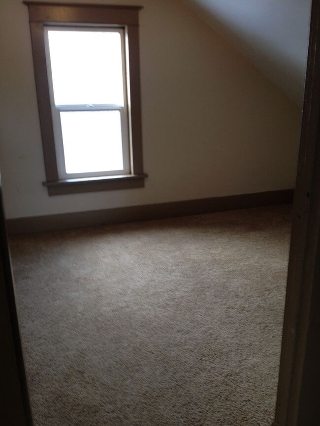 Building Photo - 3 Bed 1 Bath + Bonus Room and Yard