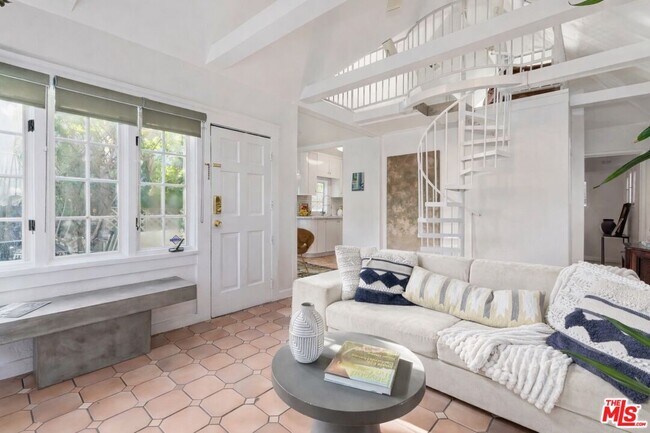 Foto del edificio - 2427 N Gower St