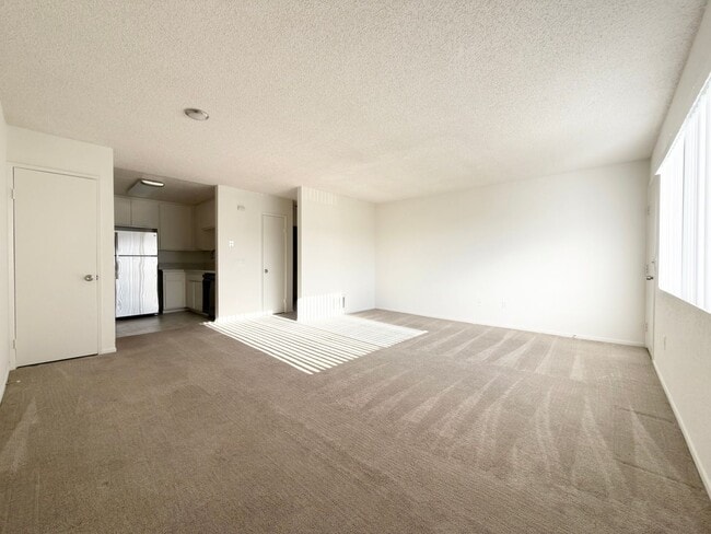 Building Photo - Upgraded Corner Unit w/ Balcony