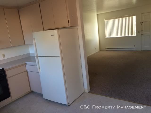 Building Photo - Large 2 Bedroom 1.5 Bath PG Apartment